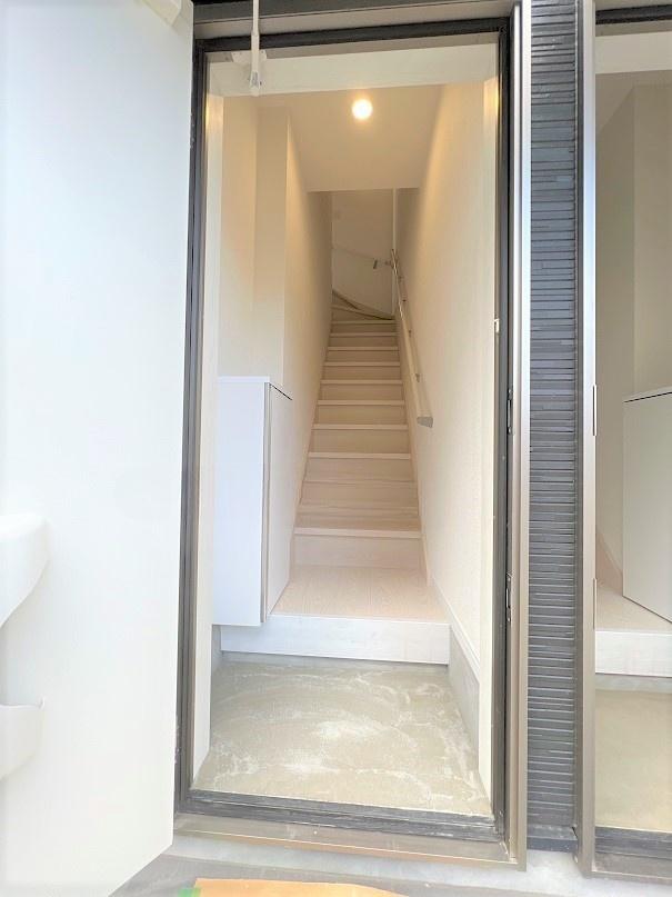 玄関　1階玄関には収納が内階段で2階へ