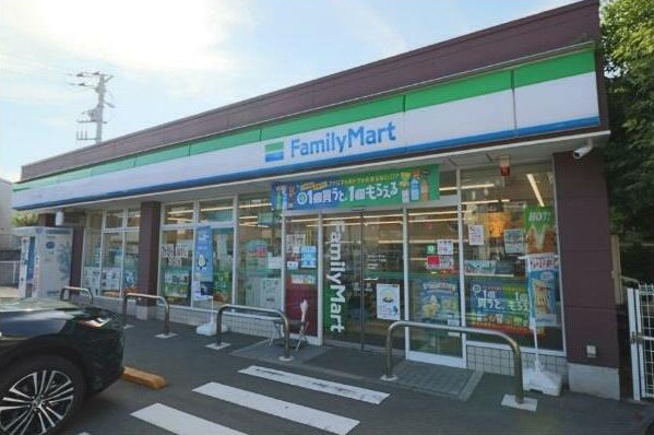 コンビニ　ファミリーマート 六ッ川二丁目店（コンビニ）まで1215m