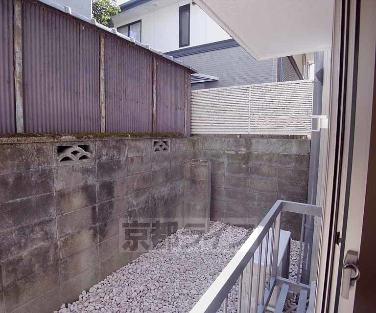 眺望　物干しです。下は防犯の玉砂利が敷き詰められています。