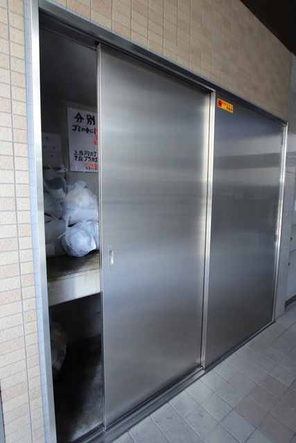 その他共有部分　敷地内にあるゴミ置場。扉付なので清潔感があります。