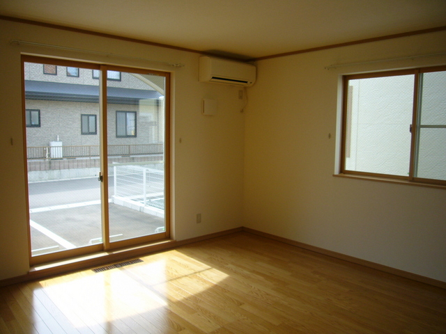 居室・リビング　日当たりの良い南向きのＬＤＫ１３．８帖