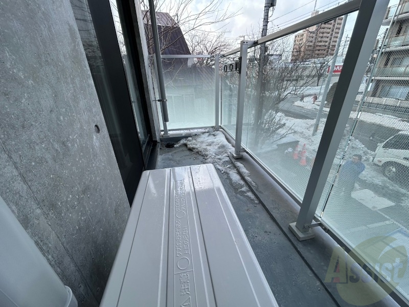 バルコニー　バルコニー。洗濯物がはかどりそうな広さがありますよ。