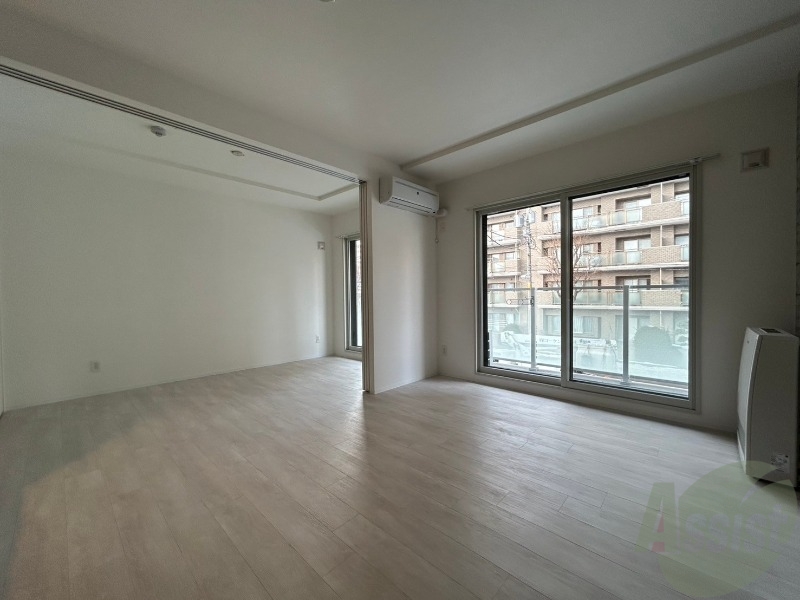 居室・リビング　リビングです。窓が大きくて明るいですね！