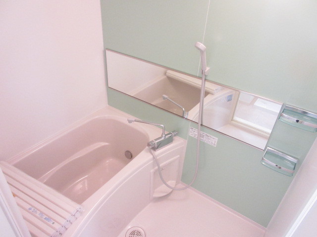 バス・シャワールーム　浴室は追焚・乾燥・暖房機能付き　幅広ミラーは浴槽からも視認可