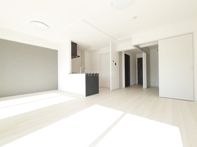 居室・リビング　窓側からのアングルです☆