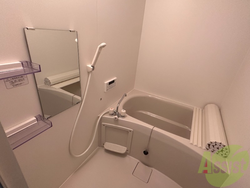 バス・シャワールーム　こちらのお風呂で一日の疲れを癒してください。