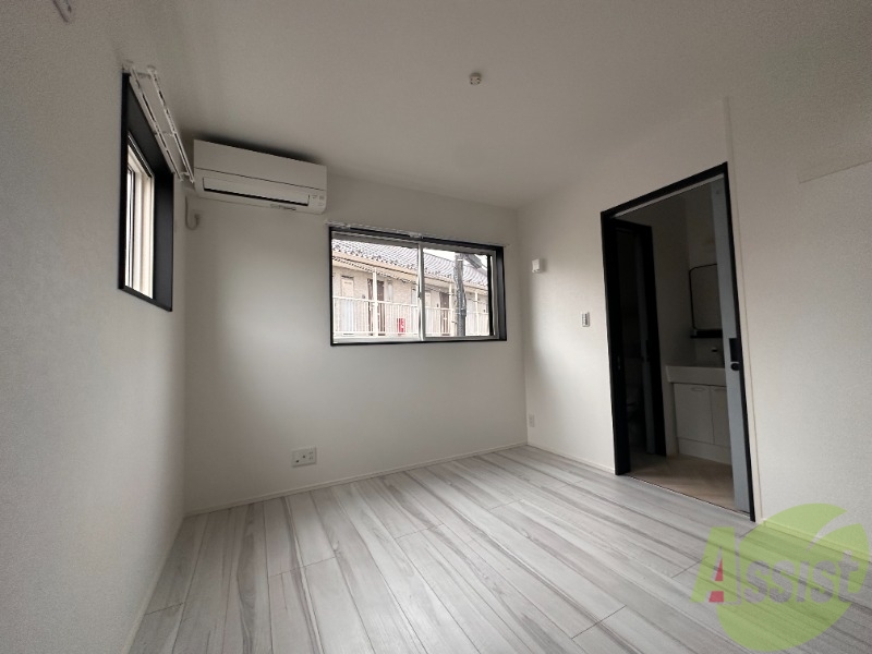 居室・リビング　７．９帖の洋室です、２面採光で光が差し込みますね。