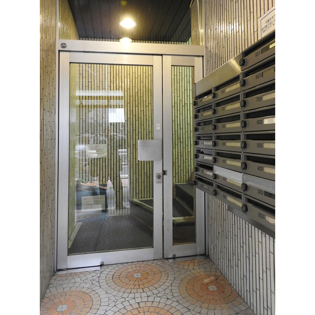 エントランス　手動ドア（深夜０時～５時のみオートロック）