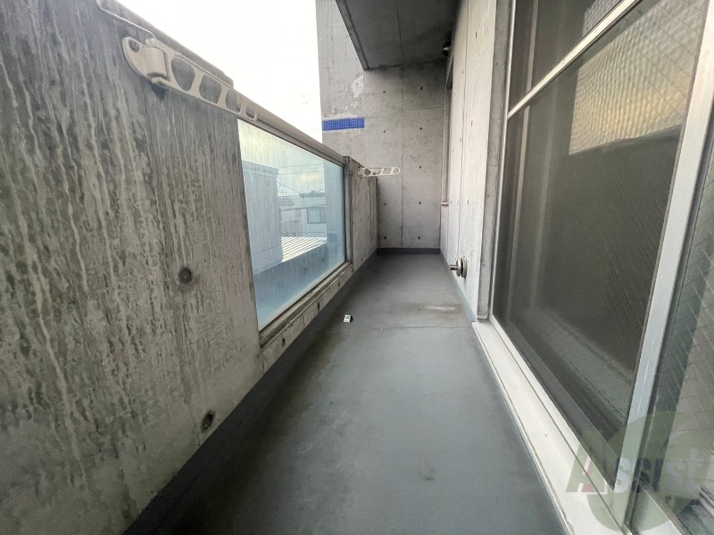 バルコニー　バルコニーは幅があり、広い印象を受けました。