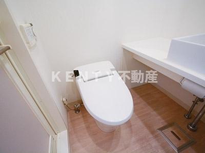 トイレ　落ち着いた色調のトイレです