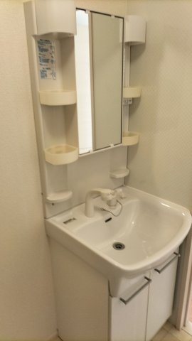 洗面設備　独立洗面化粧台が付いています