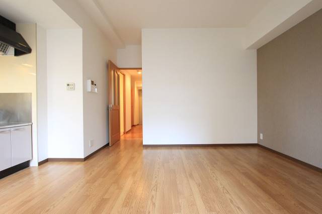 居室・リビング　明るいリビングと