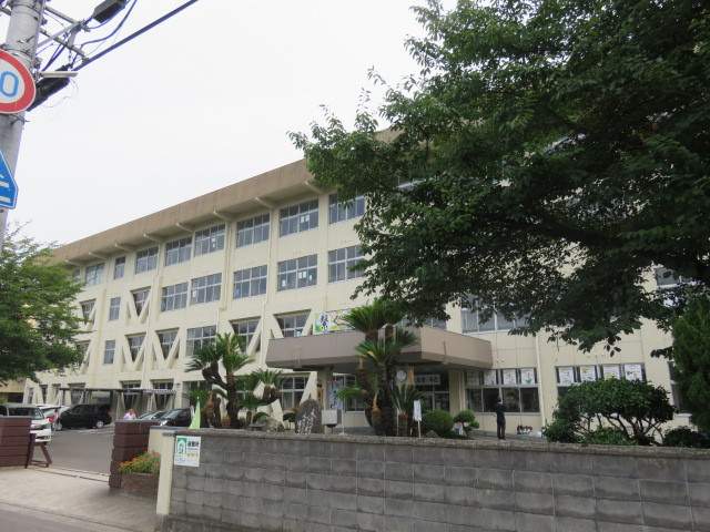 中学校　泉川中学校（中学校）まで153m
