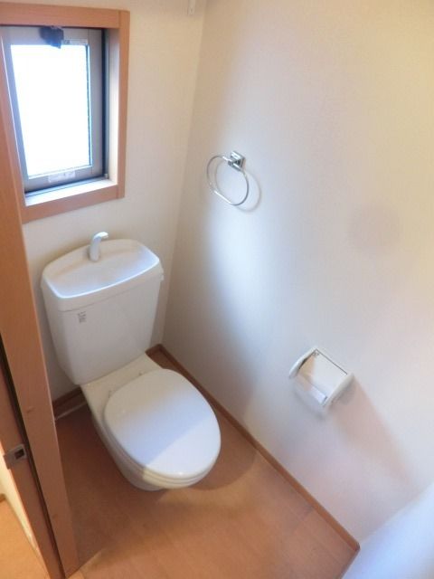 トイレ　トイレには窓が付いてます