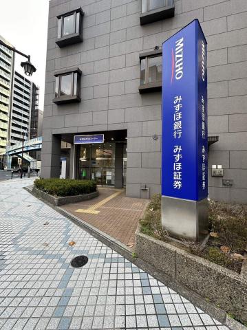 銀行　（株）みずほ銀行／深川支店（銀行）まで374m