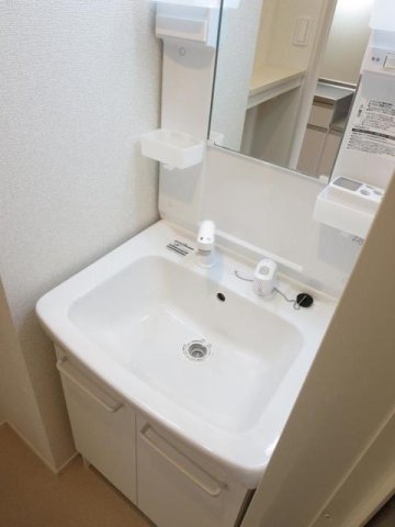 洗面設備　明るい洗面所です