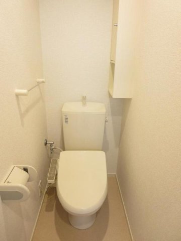 トイレ　落ち着いた色調のトイレです