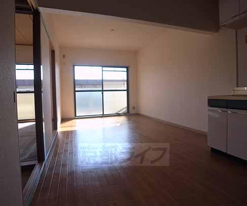 居室・リビング　リビングも広そうです。