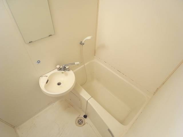 バス・シャワールーム　一日の疲れはこちらで流しましょう