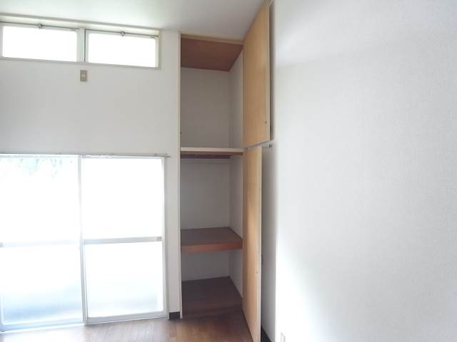 収納　お洋服はこちらへ