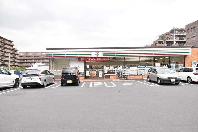 コンビニ　セブンイレブン川口戸塚3丁目店（コンビニ）まで978m