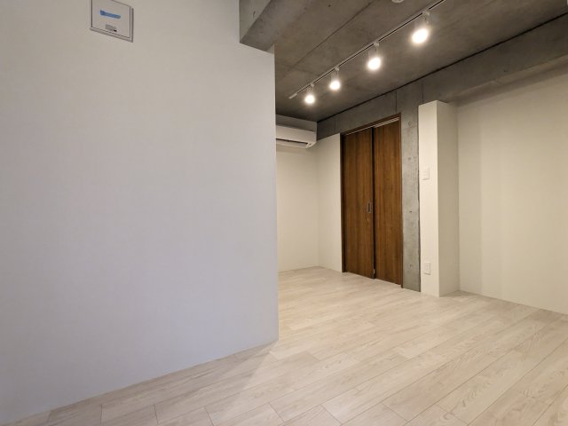 居室・リビング　落ち着いた色調の洋室です