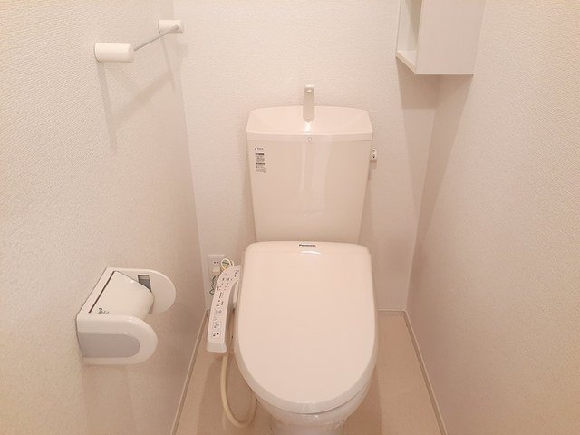 トイレ　落ち着いた色調のトイレです