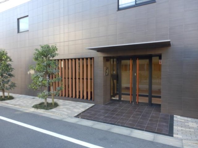 エントランス　落ち着いたエントランスです