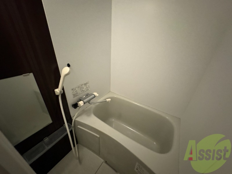 バス・シャワールーム　浴室は広めなのでゆったり落ち着けそうですね。