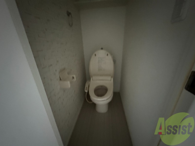 トイレ　トイレはウォシュレット機能付きです。安心して使用できますね。