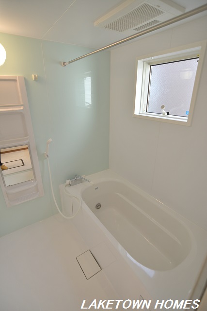 バス・シャワールーム　小窓のある追い焚き＆浴室乾燥機付の浴室です。