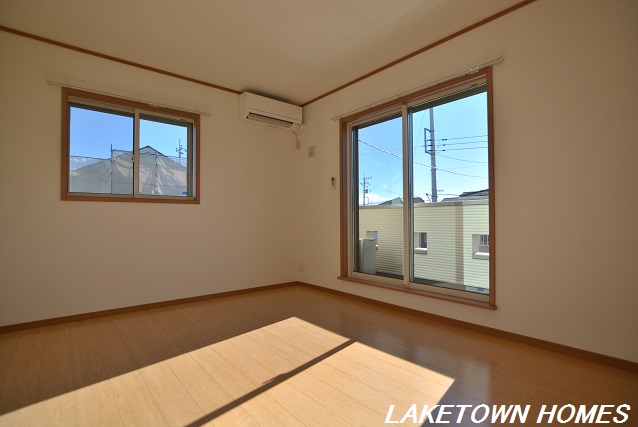 その他　南側７．７帖の洋室です。エアコンも付いています。