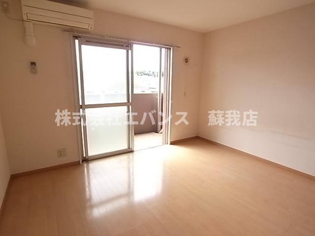 その他部屋・スペース　落ち着いた色調の寝室です