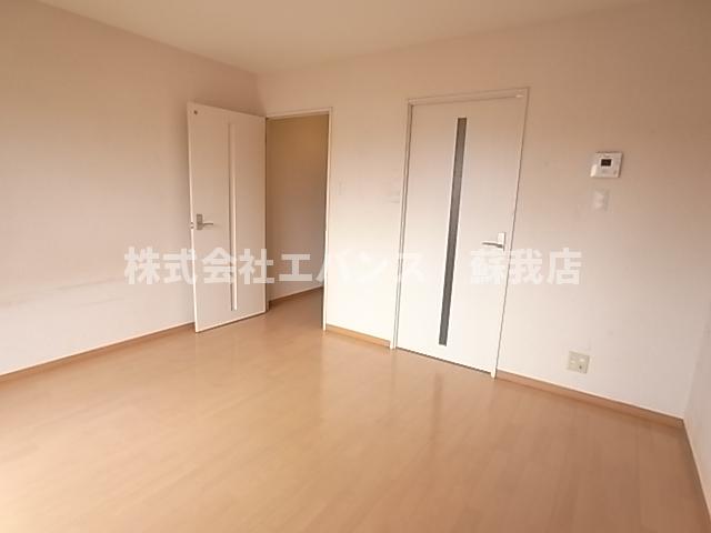 居室・リビング　こちらのリビングで趣味の時間をお楽しみください