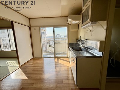 居室・リビング　床色が明るい色合いで、とてもきれいです。