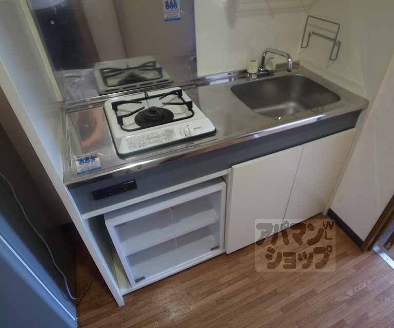 キッチン　コンロ、冷蔵庫の付いた便利なキッチンです・
