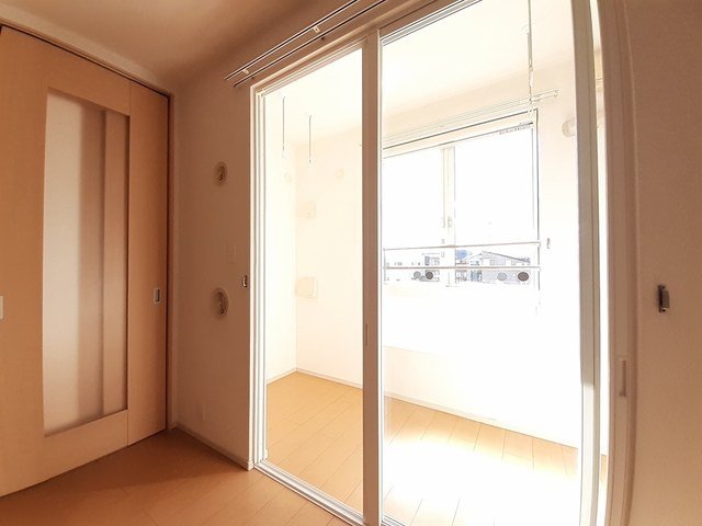 その他設備　サンルーム。雨の日や冬でも安心して洗濯物が干せます！