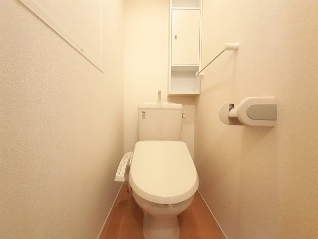 トイレ　落ち着いた色調のトイレです