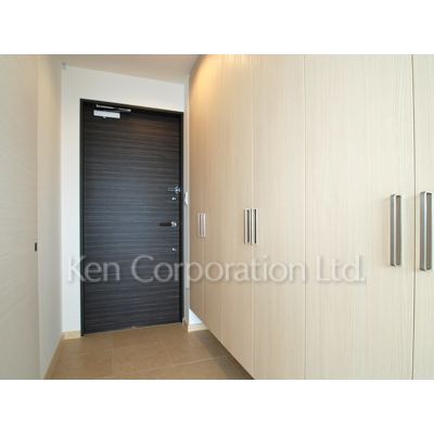 玄関　同タイプ16階のお部屋を撮影。仕様が異なることがあります。