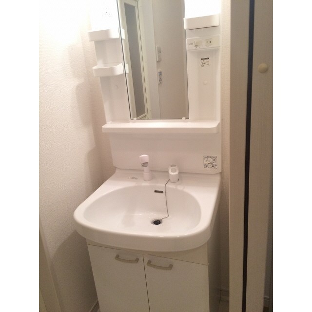 洗面設備　朝に便利な独立洗面台完備です。