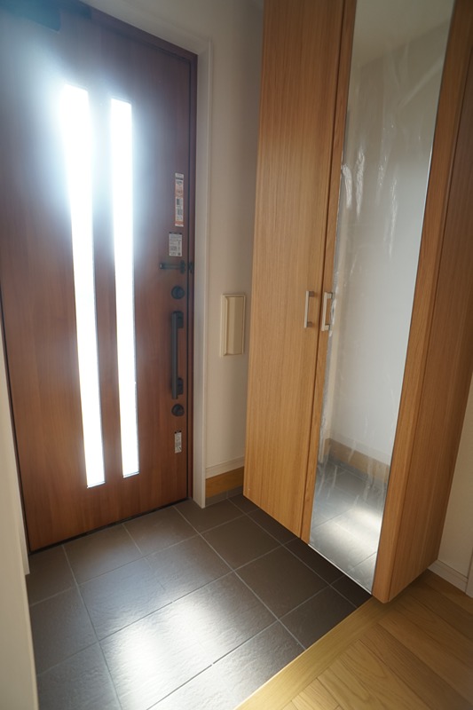 玄関　鏡付き下駄箱