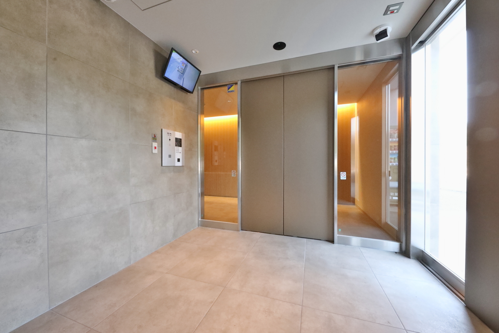 エントランス　オートロック＆防犯カメラ