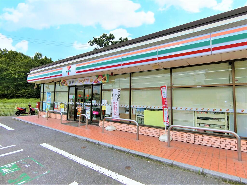 コンビニ　セブンイレブン（コンビニ）まで439m