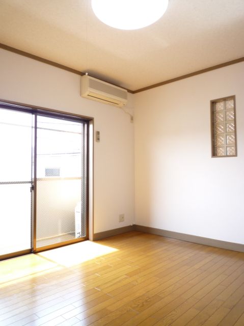 居室・リビング　明るい洋室