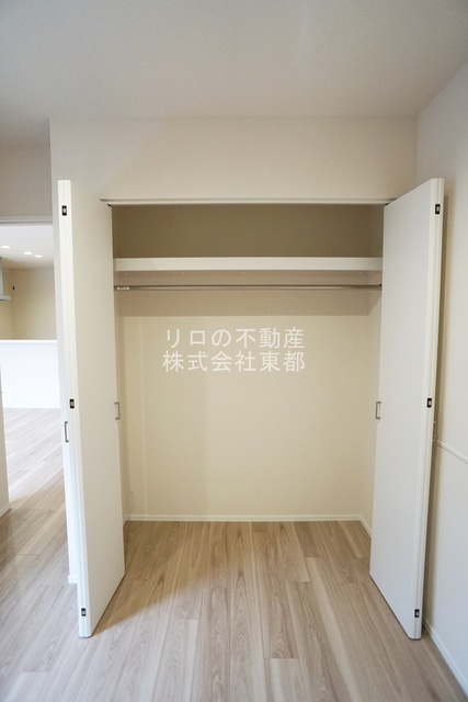 収納　間口・奥行もあるパイプハンガー付収納です♪