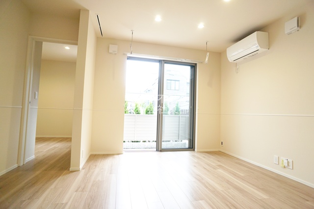 居室・リビング　自由に家具を配置できる広々としたリビングです♪