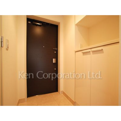 玄関　同タイプ7階のお部屋を撮影。仕様が異なることがあります。