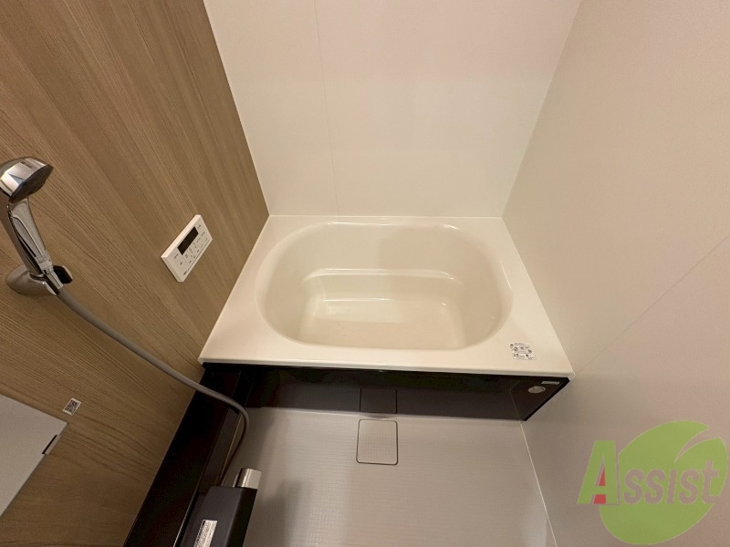 バス・シャワールーム　こちらはバスルームになります。追い炊き機能付。