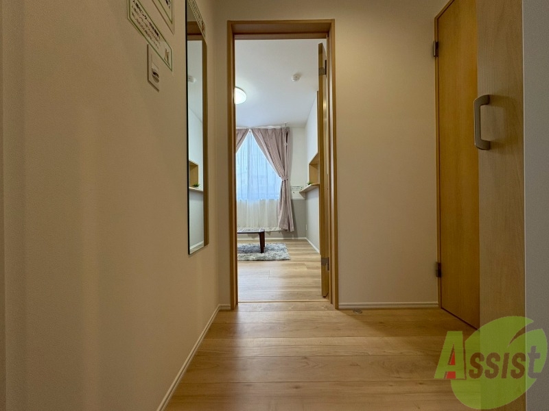 玄関　こちらは玄関になります。照明設備もございます。