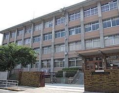 高校・高専　市岡高校（高校・高専）まで593m